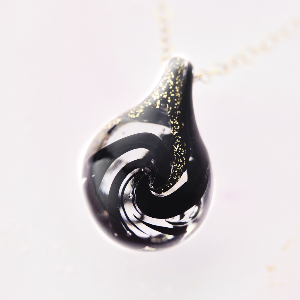 Crystal】 ドロップペンダント 「Black Gorgeous - 凛」（金箔入り 