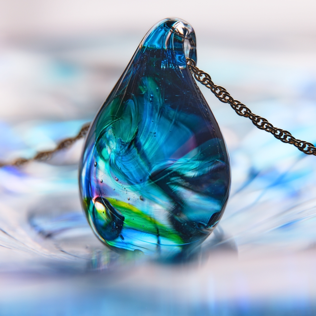 ガラス絵　作者不詳Yae97のサイン有 額14.4×14.4絵9.8×10cm￼ ガラス絵 作者不詳Yae97のサイン有 額14.4×14.4絵9.8×10cm